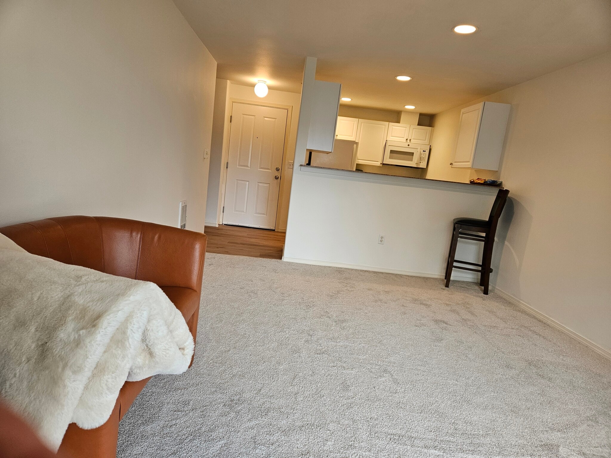 Open breakfast bar above kitchen sink - 18621 Blueberry Ln