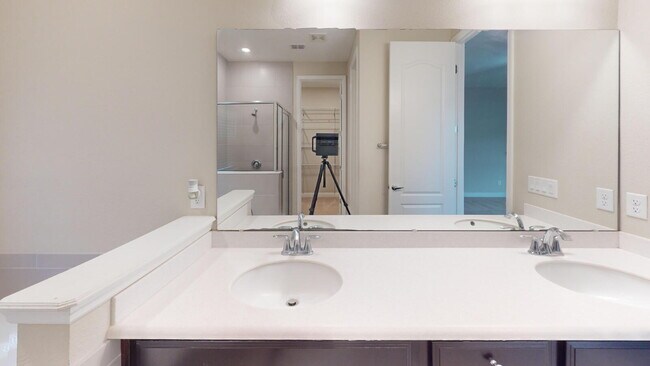 Building Photo - "Spacious 5-Bedroom Retreat in Jacksonville - 2,623 Sq Ft of Comfort!"