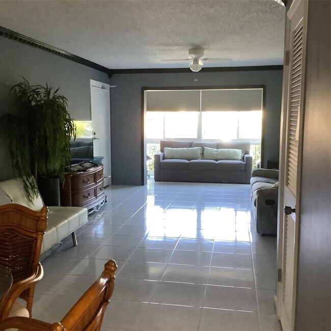 Building Photo - 6345 Bay Club Dr