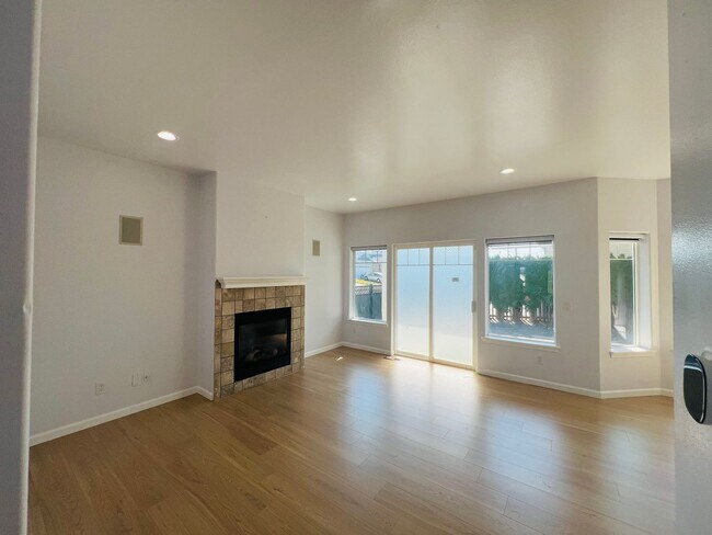 Building Photo - 4 Bedroom 2.5 Bathroom Home w/ Garage In Ferndale!