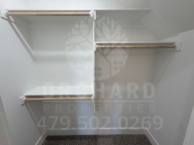 Building Photo - 2002 E Brookview Dr