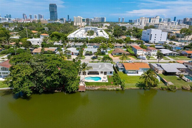 Building Photo - 21230 NE 25th Ct