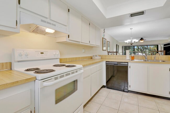 Building Photo - 1600 NE Dixie Hwy