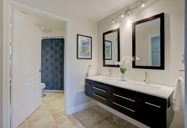 Building Photo - 500 Uno Lago Dr