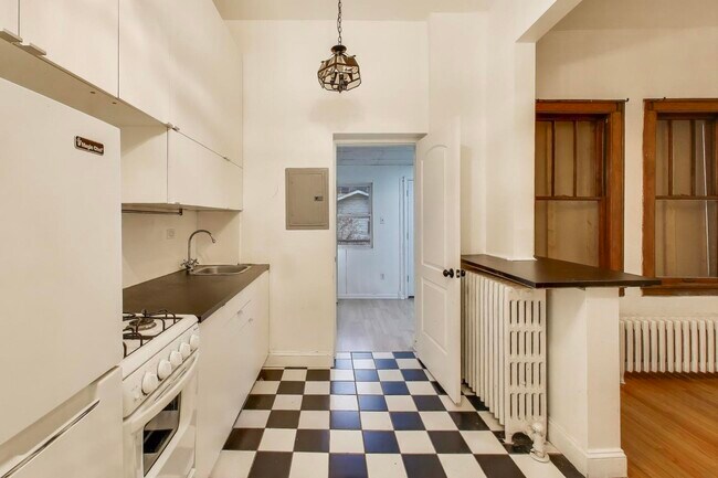 Building Photo - 902 S Claremont Ave