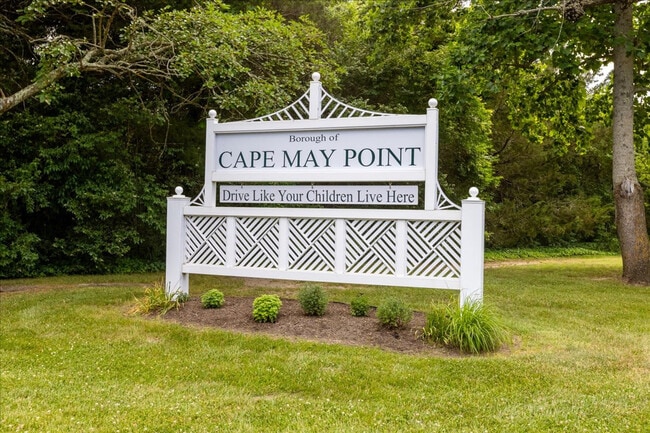 Building Photo - 710 Lighthouse Ave