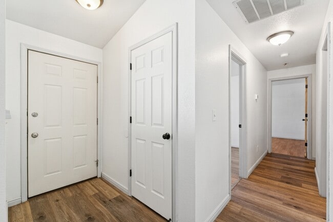 Building Photo - 5591 N Marlboro Ave