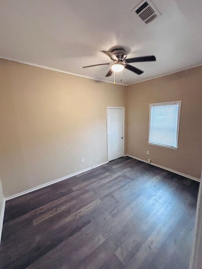 Building Photo - Charming 4-Bedroom Home in a Convenient Lo...
