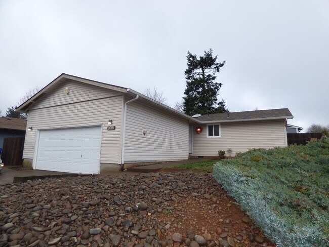 Building Photo - Rent Special: 1/2 Off September's Rent!! 3 Bed Home in South Salem
