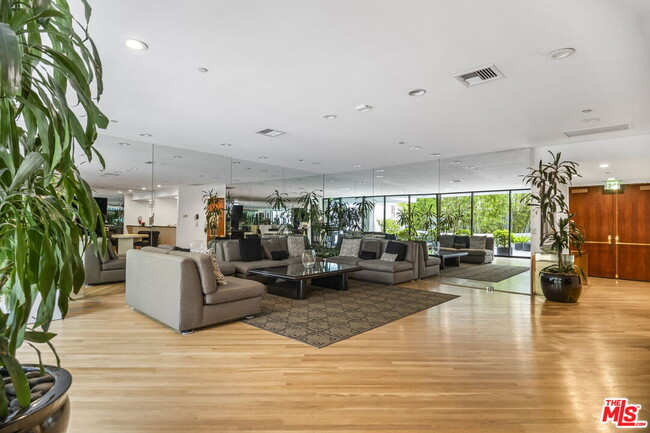 Building Photo - 10350 Wilshire Blvd