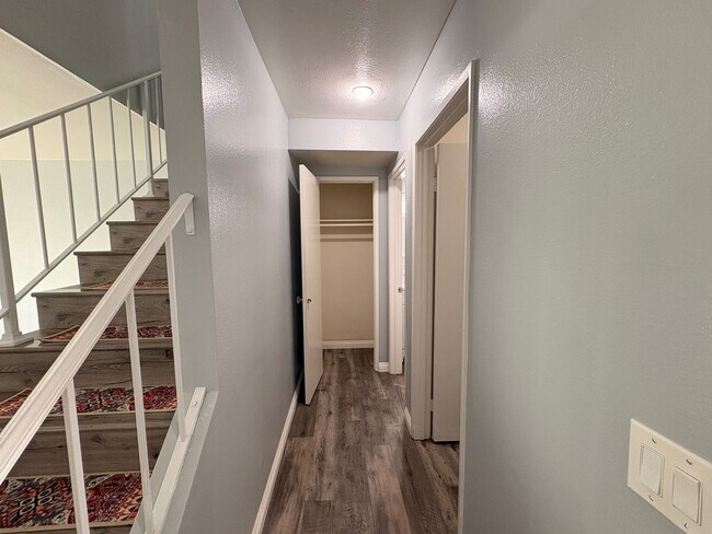 Building Photo - 3 Bed, 2.5 Bath in Ontario!