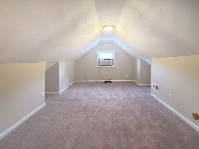 Building Photo - Beautifully Updated 4-Bedroom Home Near Mo...