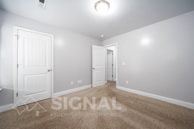 Building Photo - 473 River Crest Dr N