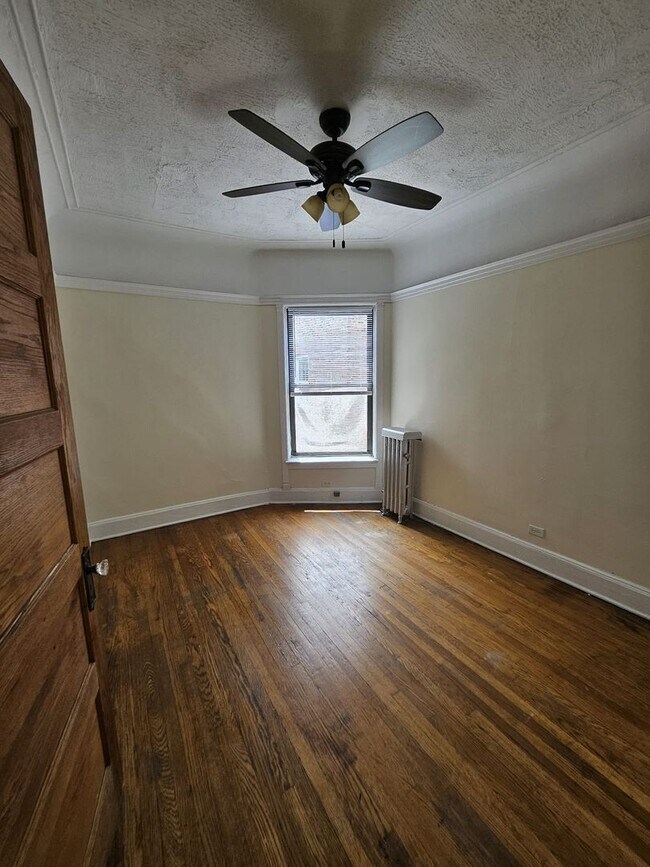 Building Photo - 817 W Belle Plaine Ave