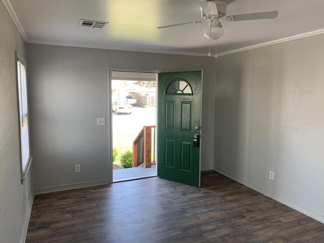 Building Photo - 204 E Fairchild Dr