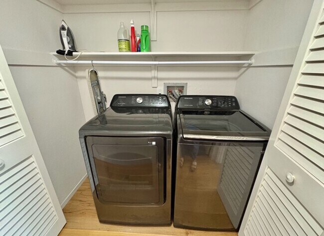Building Photo - 3 Bedroom, 2 Bathroom Townhouse with a Lak...