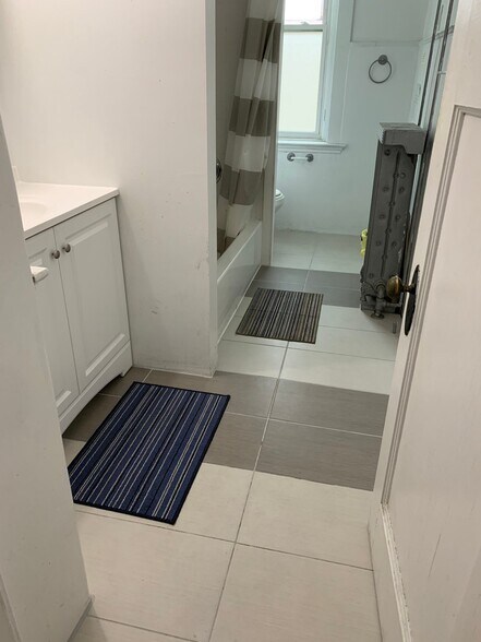 Building Photo - 746 Broughton St