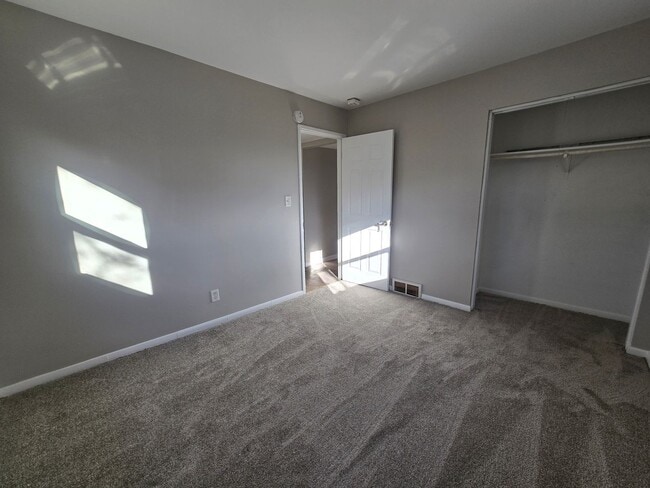 Building Photo - 1005 Samantha St