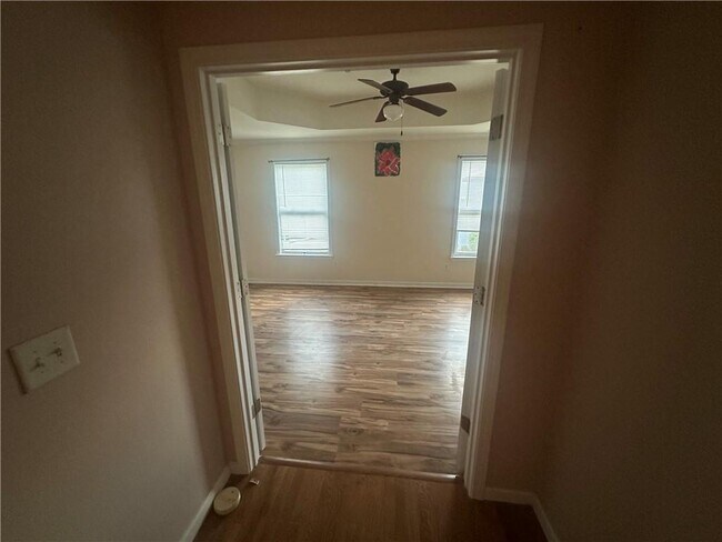 Building Photo - 61 Longwood Ct