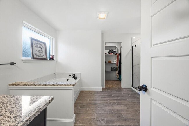 Building Photo - 6007 NW Hoover St