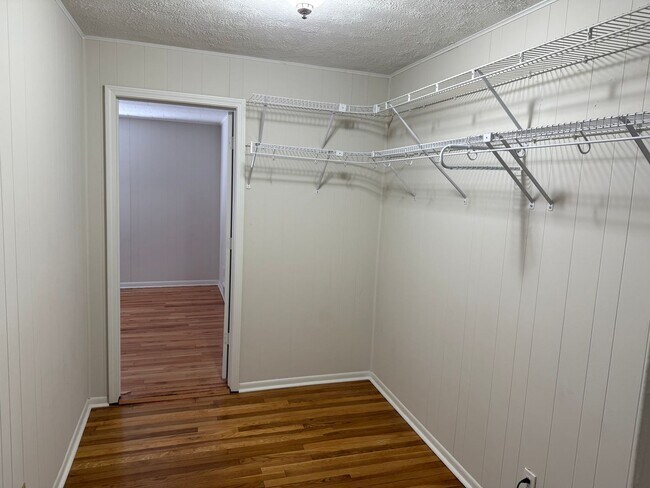 Building Photo - 3 bedroom 1 bath ranch style home, hardwood floors. 1 car garage.