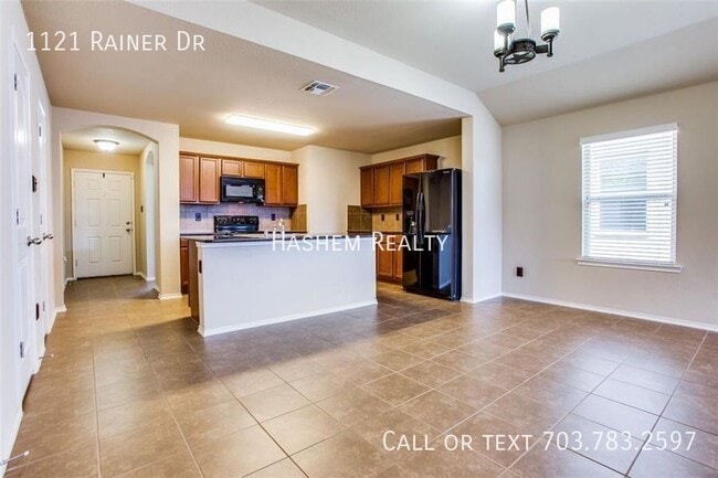 Building Photo - 1121 Rainer Dr