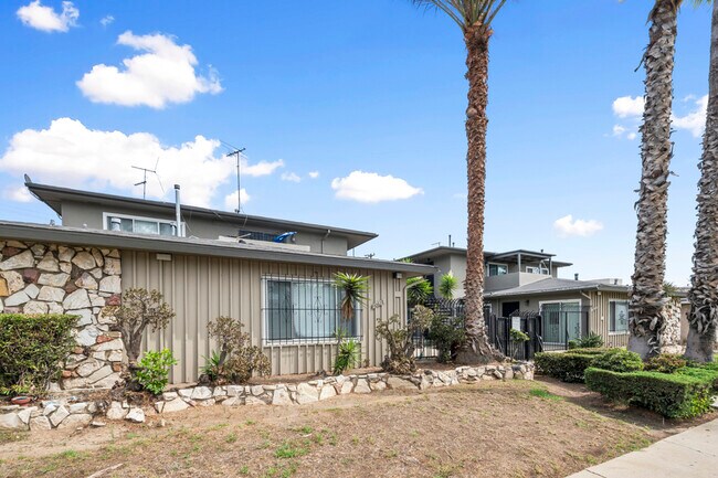 Building Photo - 10618 Crenshaw Blvd