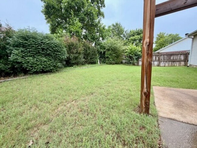 Building Photo - 3 bed & 2 bath home in established neighborhood
