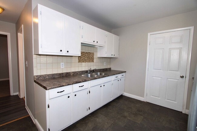 Building Photo - 4 Bed 2 Bath House for Rent