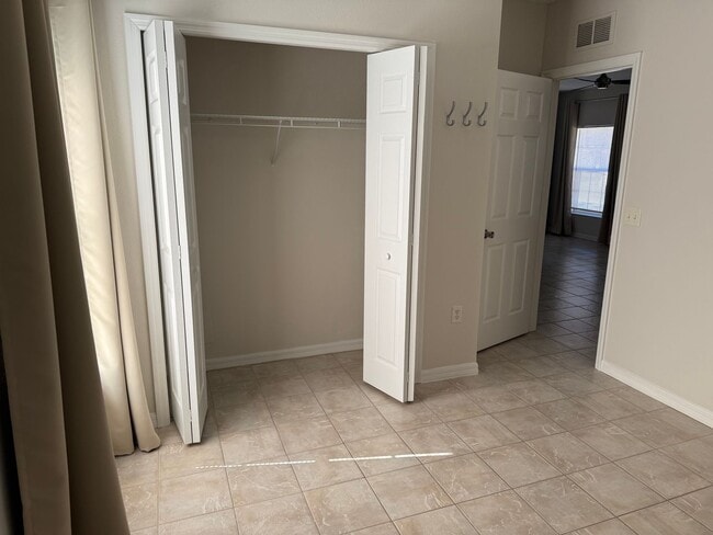 Building Photo - Awesome location and close to a park!