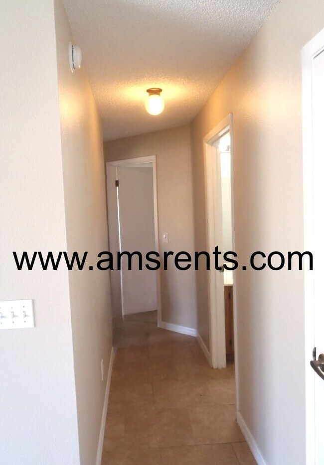 Building Photo - 4-bedroom 2-bathroom house in Chase Grove ...