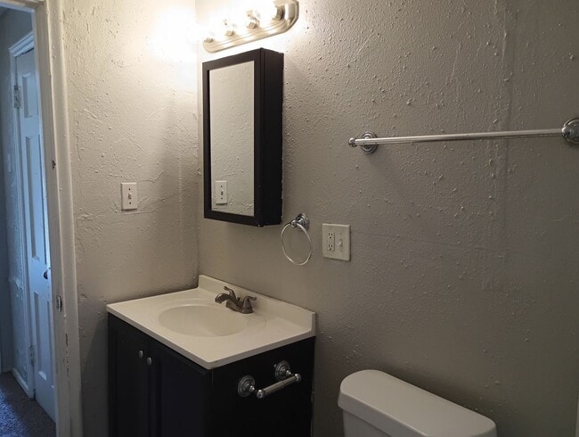 Building Photo - Close to shopping Centers!