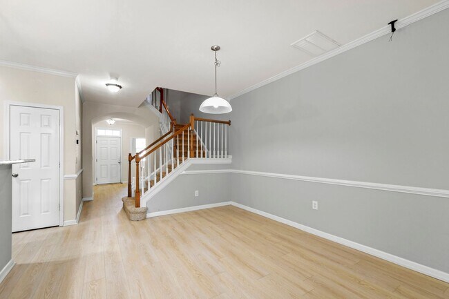 Building Photo - Charming 2-Bedroom Townhome in Desirable R...