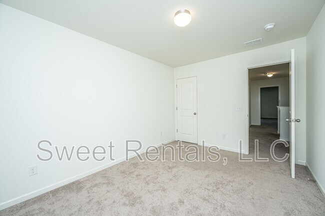 Building Photo - 105 Rockingham Way