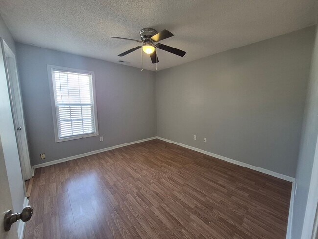 Building Photo - NEW LISTING!!!!!