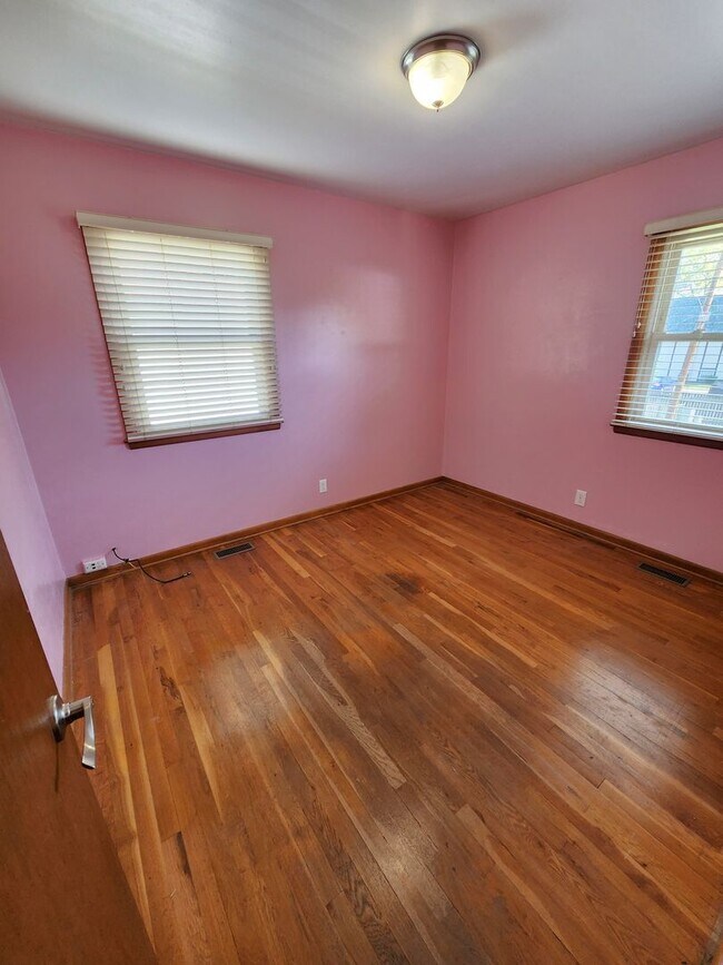 Building Photo - Beaufiful 3 bedroom rancher with attached ...