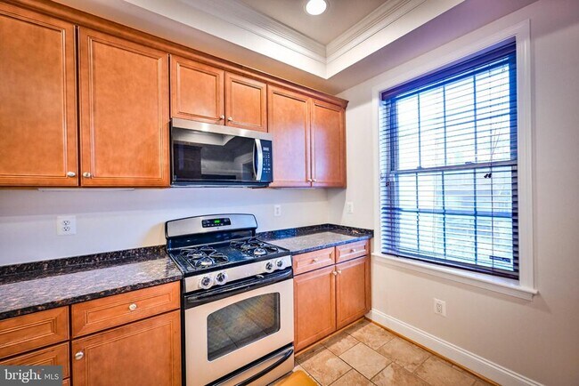 Building Photo - 263 S Ellwood Ave