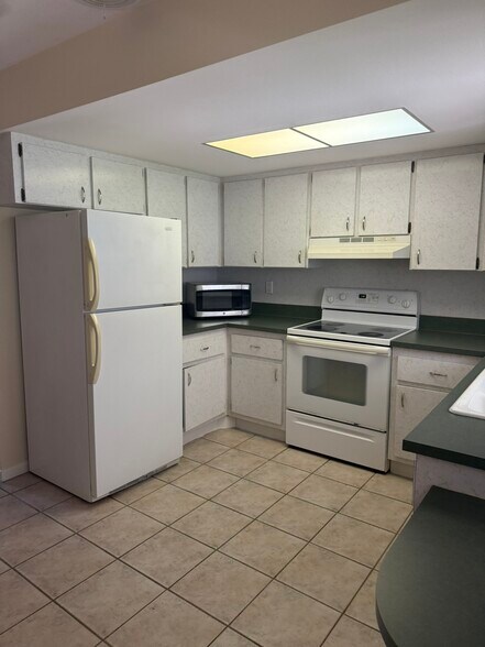 Building Photo - 2427 NW Holiday Ct