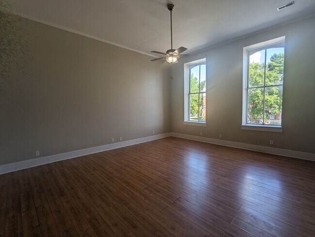 Building Photo - Huge 2+ Bedroom/ 2 Bath Upstairs Apartment