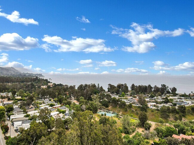 Building Photo - LOVELY POINTE AT MALIBU CONDO!