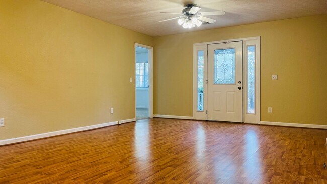 Building Photo - Charming Cottage Style 4 bedroom, 2 bathroom home in Lagrange! Must See!