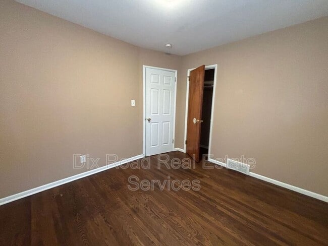 Building Photo - 5441 Bayside Dr