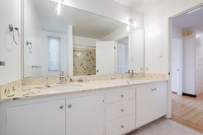 Building Photo - 90 Geldert Dr