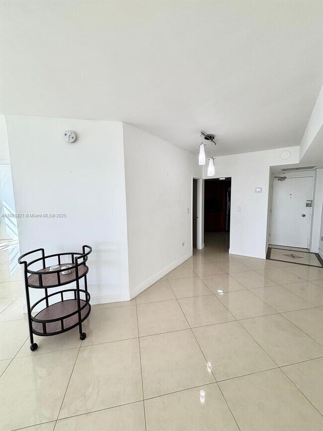 Building Photo - 801 Brickell Bay Dr