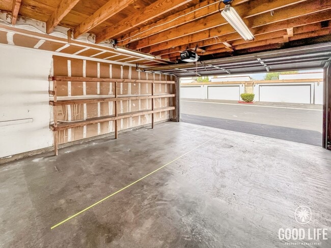 Building Photo - Great 2B/2BA Townhome in Escondido w/ AC, ...