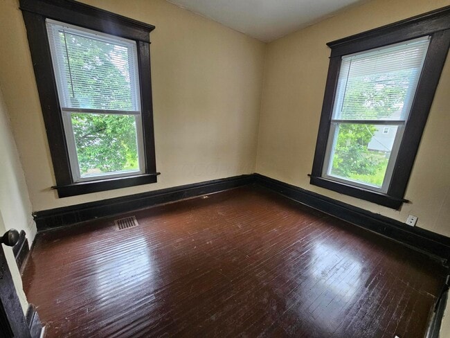 Building Photo - 831 Linwood Ave