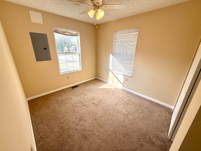 Building Photo - 3602 E 5th St