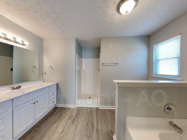 Building Photo - 421 Trinity Tr