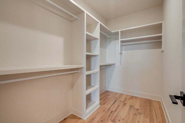 Building Photo - Stunning 4-Bedroom Nashville Home with Granite Countertops, Hardwood Floors, and Fireplace!