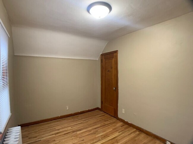Building Photo - 1130 6th St E